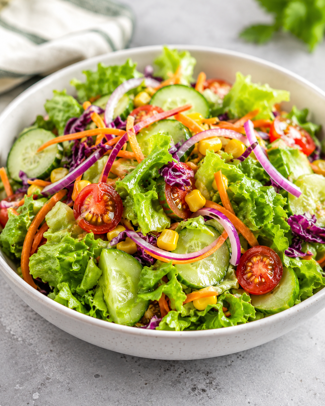 Bunter Gartensalat in Schüssel
